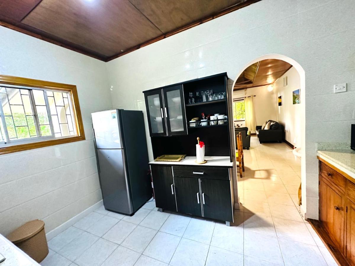 88 Days Self Catering Holidays & Accomodation Baie Lazare  エクステリア 写真